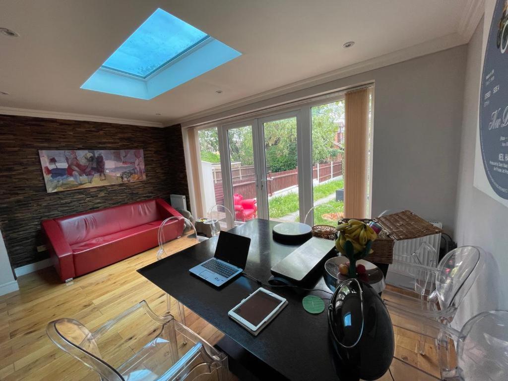 Family Home With Easy Commute To London! Croydon Exterior foto